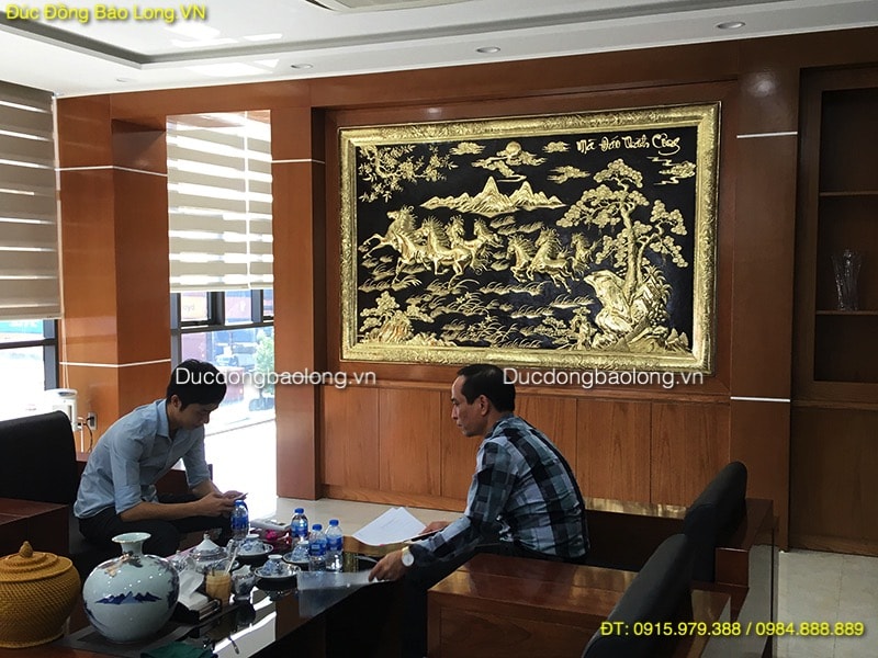 Tranh Bát Mã 2m37 khung đồng treo phòng khách