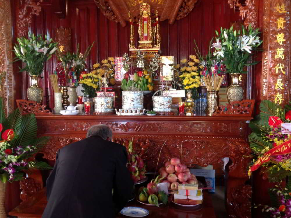 Cách trang trí bàn thờ gia tiên ngày cưới đầy đủ nhất l Namtay | Nắmtay.vn