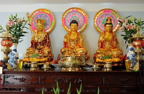 Cách bài trí bàn thờ Phật chung với gia tiên chuẩn nhất 2023