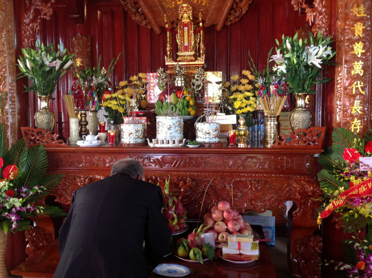 Bình Hoa Thờ Cúng để bàn thờ, thờ Phật nên cắm loại hoa nào?