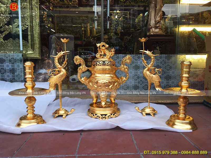 Đồ thờ bằng đồng dát vàng tại Mê Linh
