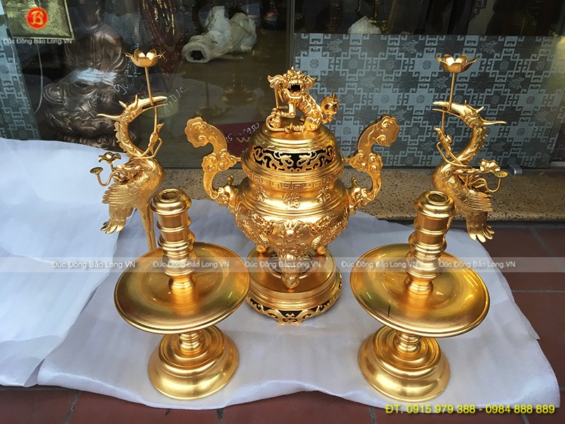 Đồ thờ bằng đồng dát vàng tại Tân Phú