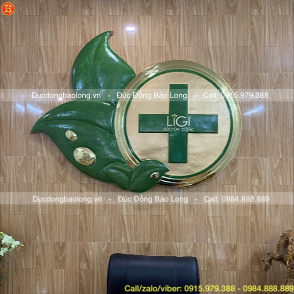 Logo Công ty Ligi Doctor Clinic bằng đồng rộng 1m47