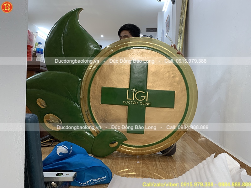 Logo Công ty Ligi Doctor Clinic bằng đồng rộng 1m47