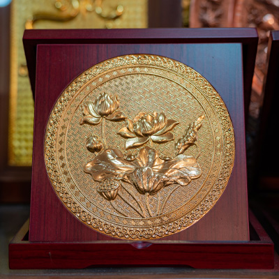 Tranh Quà Tặng Hoa Sen Bằng Đồng Mạ Vàng Khổ 23cm