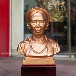 đúc tượng chân dung cụ bà phan thị dự bằng đồng đỏ cao 42cm