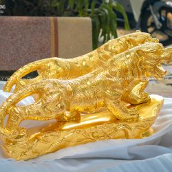tượng hổ đứng bệ đá bằng đồng đỏ dát vàng 9999 dài 61cm