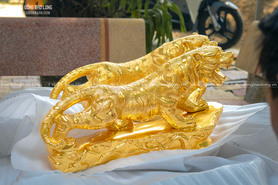 Tượng Hổ Đứng Bệ Đá Bằng Đồng Đỏ Dát Vàng 9999 Dài 61Cm