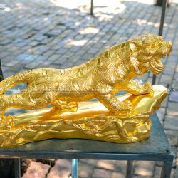Tượng Hổ đứng trên bệ đá bằng đồng đỏ dát vàng 9999 dài 61cm