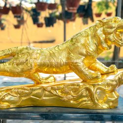 Tượng Hổ đứng trên bệ đá bằng đồng đỏ dát vàng 9999 dài 61cm