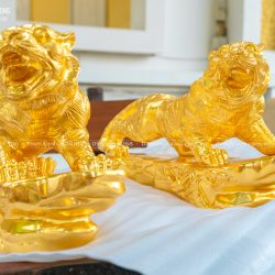 tượng hổ đứng bệ đá bằng đồng đỏ dát vàng 9999 dài 61cm