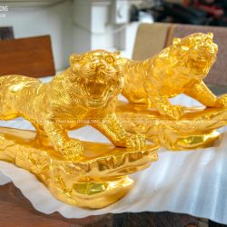 tượng hổ đứng bệ đá bằng đồng đỏ dát vàng 9999 dài 61cm