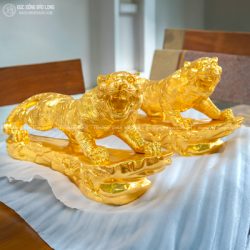 tượng hổ đứng bệ đá bằng đồng đỏ dát vàng 9999 dài 61cm