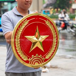 huy hiệu quân đội việt nam bằng đồng đk 51cm