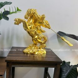 tượng quan công cưỡi ngựa vung đao bằng đồng dát vàng 9999 cao 50cm
