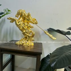 tượng quan công cưỡi ngựa vung đao bằng đồng dát vàng 9999 cao 50cm