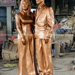 tượng chân dung cô chú đứng toàn thân tỉ lệ 1:1 bằng đồng đỏ cao 1m85