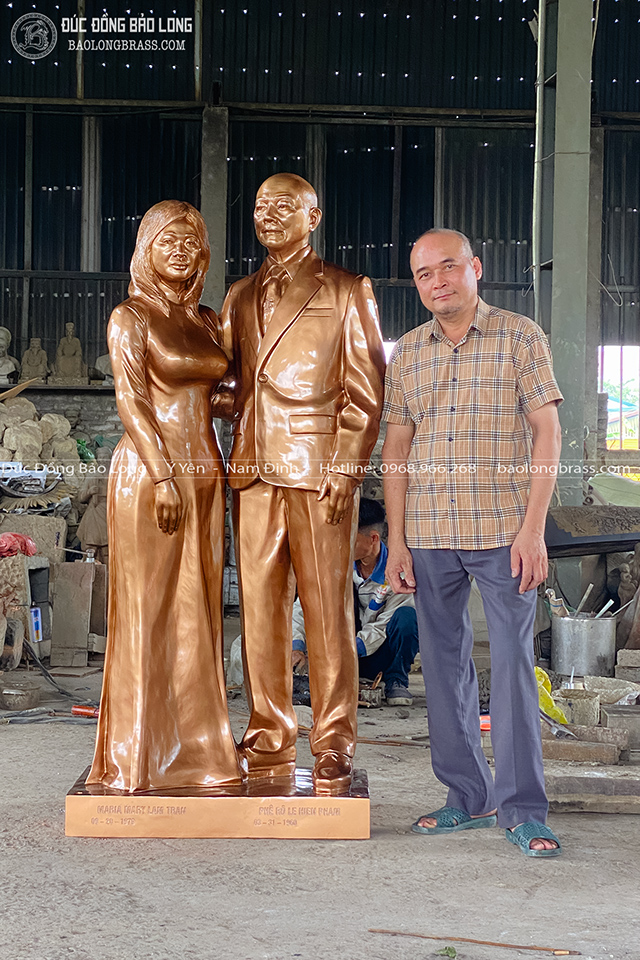 Đúc Tượng Chân Dung Cô Chú Đứng Toàn Thân Tỉ lệ 1:1 Bằng Đồng Đỏ Cao 1m85