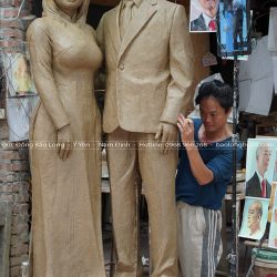 tượng chân dung cô chú đứng toàn thân tỉ lệ 1:1 bằng đồng đỏ cao 1m85