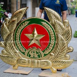 Huy Hiệu Ngành Công An Nhân Dân Bằng Đồng được hoàn hiện sắc nét, cố định chắc chắn