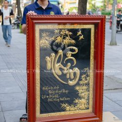 Tranh Chữ Nhẫn Tiếng Việt Bằng Đồng Mạ Vàng 24K Khung Gỗ Đỏ Khổ 1m27 x 89cm