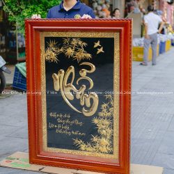 Tranh Chữ Nhẫn Tiếng Việt Bằng Đồng Mạ Vàng 24K Khung Gỗ Đỏ Khổ 1m27 x 89cm