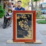 tranh chữ nhẫn thư pháp bằng đồng mạ vàng 24k khung gỗ đỏ khổ 1m27 x 89cm