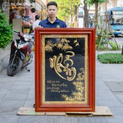 tranh chữ nhẫn thư pháp bằng đồng mạ vàng 24k khung gỗ đỏ khổ 1m27 x 89cm