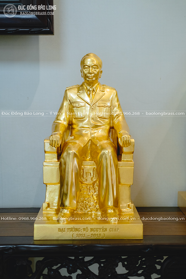 Tượng Đại Tướng Võ Nguyên Giáp Ngồi Ghế Bằng Đồng Đỏ Dát Vàng 9999 Cao 48Cm