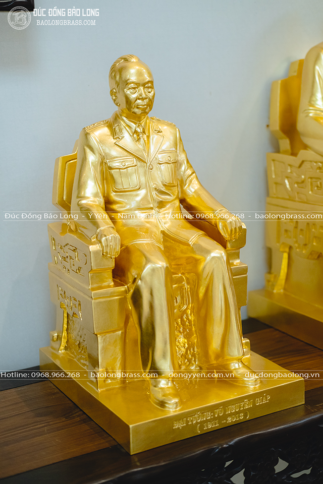Tượng Đại Tướng Võ Nguyên Giáp Ngồi Ghế Bằng Đồng Đỏ Dát Vàng 9999 Cao 48Cm