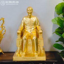 Tượng Bác Hồ Ngồi Ghế Bằng Đồng Đỏ Dát Vàng 9999 Cao 61Cm