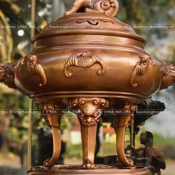 Đỉnh đồng được đúc từ chất liệu đồng đỏ thanh khiết