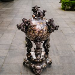 Đỉnh thất lân vờn cầu bằng đồng khảm tam khí cao 1m1
