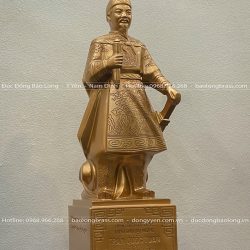 Tượng đồng Trần Hưng Đạo chạm hoa văn màu trầm cổ cao 48cm