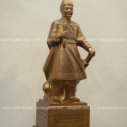 Tượng đồng Trần Hưng Đạo chạm hoa văn màu trầm cổ cao 48cm