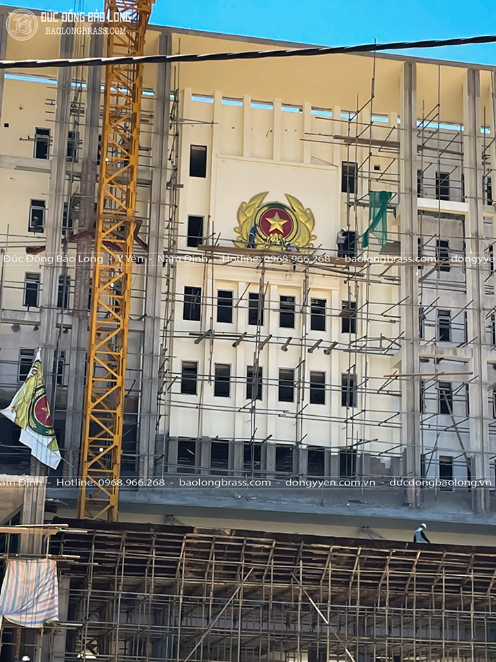 Huy Hiệu Công An Nhân Dân Bằng Đồng Vàng Khổ 4m2 x 3m42