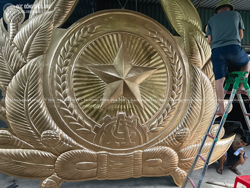 Huy Hiệu Công An Nhân Dân Bằng Đồng Vàng Khổ 4m2 x 3m42