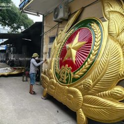 Huy hiệu Công An Nhân Dân bằng đồng vàng khổ 4m2 x 3m42