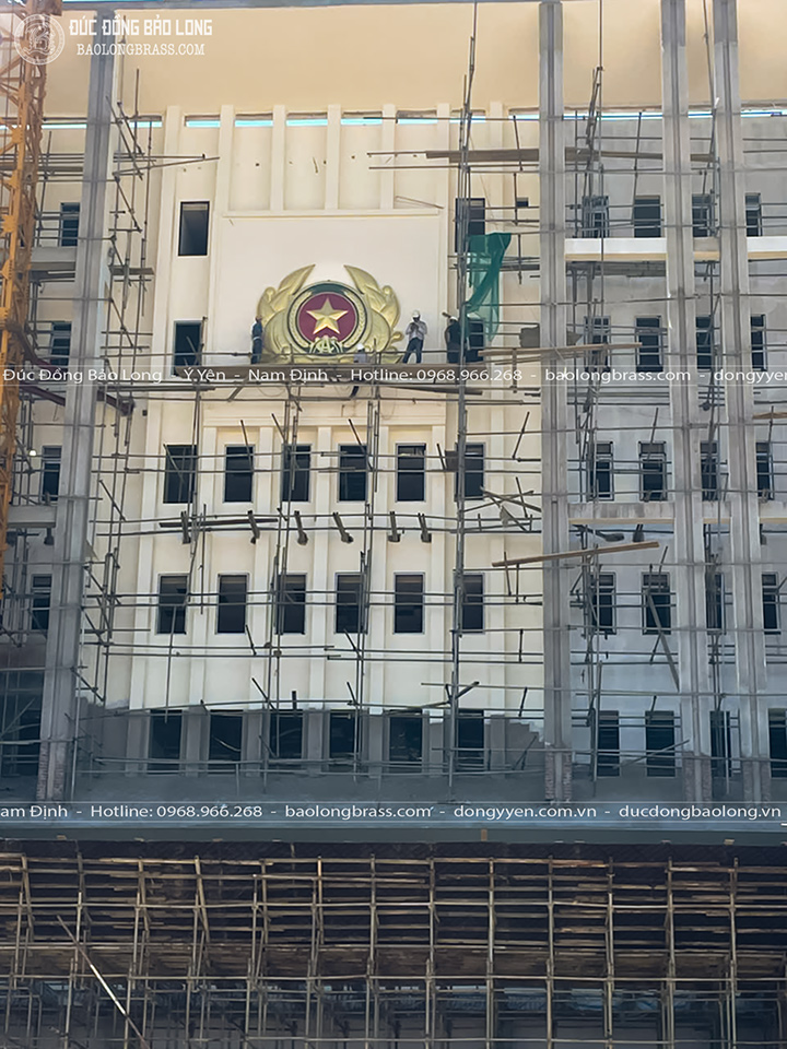 Huy Hiệu Công An Nhân Dân Bằng Đồng Vàng Khổ 4m2 x 3m42