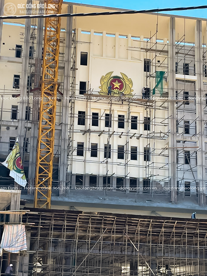 Huy Hiệu Công An Nhân Dân Bằng Đồng Vàng Khổ 4m2 x 3m42