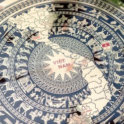 Mặt trống đồng ăn mòn bản đồ Việt Nam mới 34 tỉnh thành