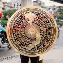 Mặt Trống Đồng Ăn Mòn Bản Đồ Việt Nam Mới 34 Tỉnh Thành ĐK 1m