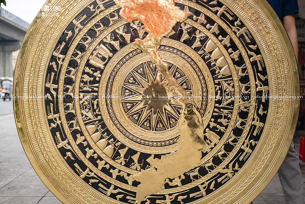 Mặt Trống Đồng Vàng Gò Chạm Bản Đồ Hình Việt Nam 34 Tỉnh Thành ĐK 1m5