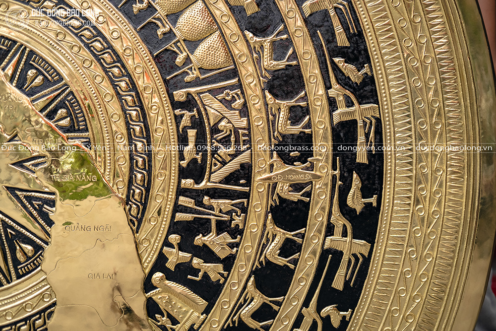 Mặt Trống Đồng Vàng Gò Chạm Bản Đồ Hình Việt Nam 34 Tỉnh Thành ĐK 1m5