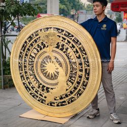 Mặt trống đồng vàng gò chạm bản đồ hình Việt Nam 34 Tỉnh Thành ĐK 1m5