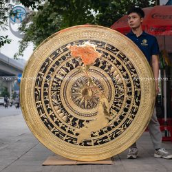Mặt trống đồng vàng gò chạm bản đồ hình Việt Nam 34 Tỉnh Thành ĐK 1m5