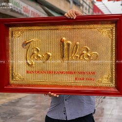 Tranh chữ Tâm Nhân bằng đồng mạ vàng 24K khung gỗ 1m x 60cm