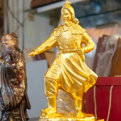 Tượng Đồng Trần Hưng Đạo Đứng Chỉ Tay Dát Vàng 9999 Cao 42Cm