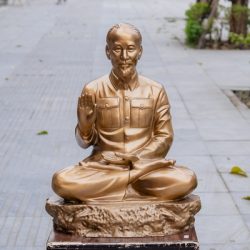 Tượng Bác Hồ Ngồi bệ đá bằng đồng đỏ cao 55cm