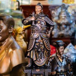 Tượng Trần Hưng Đạo Đứng Bệ Thuyền Khảm Tam Khí Cao 61cm